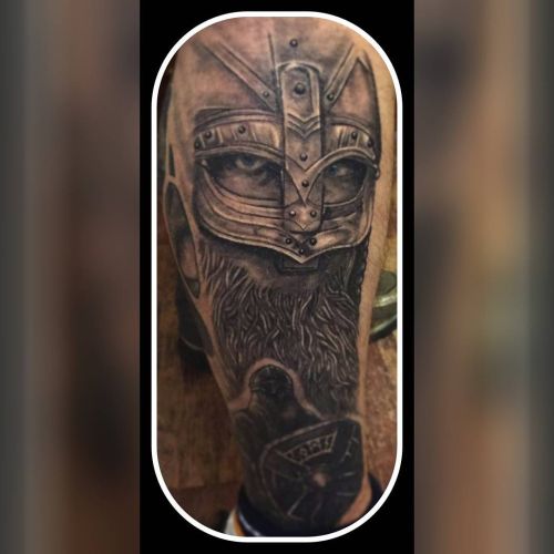 Wikinger mit Helm Oberarm Tattoo